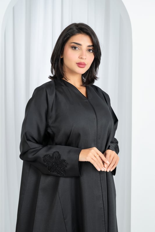 Abaya Mikato set handmade with two roses on the sleeve and a word at the bottom of the abaya