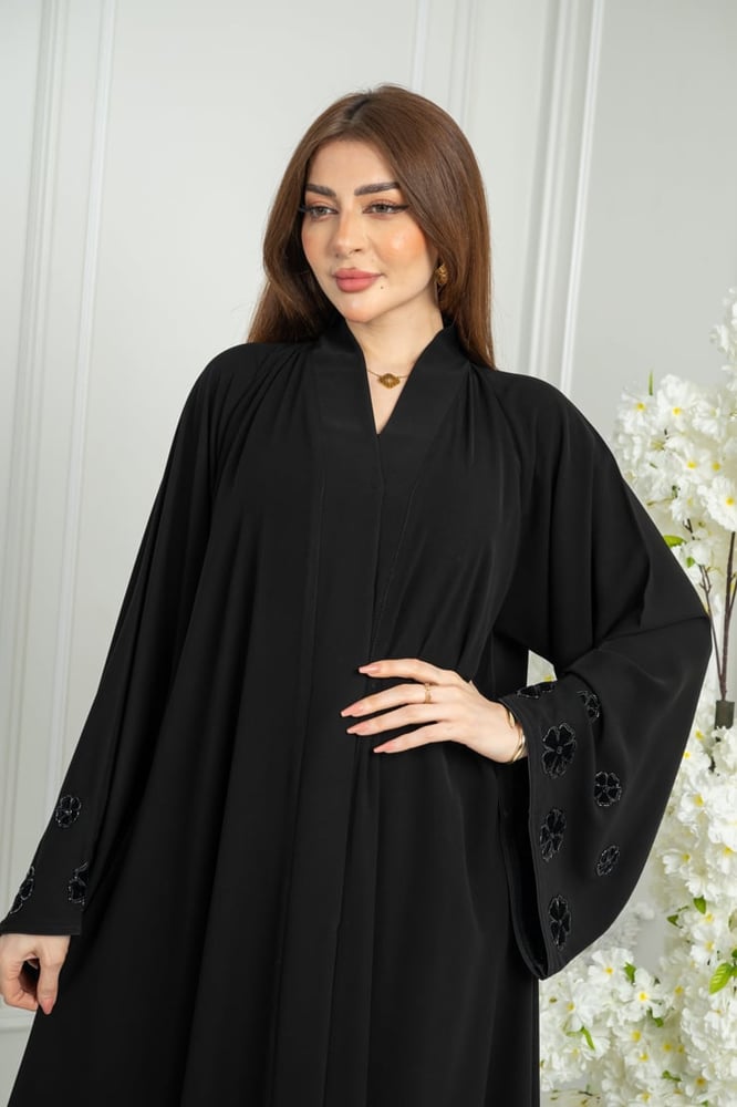 عباية كلوش كريب ملكي كوري درجة أولى بأكمام بالونة مزينة بشك يدوي ومخمل