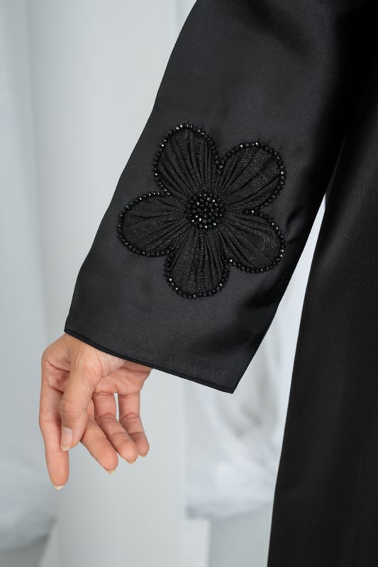 Abaya Mikato set handmade with two roses on the sleeve and a word at the bottom of the abaya