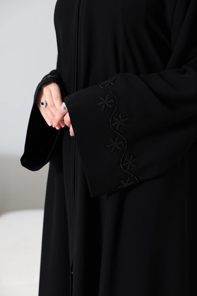 عباية كريب فخامة بتطريز شك يدوي