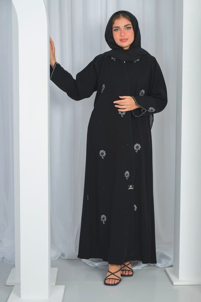 Crepe Abaya with crowns, first grade, half wide, with embroidered sleeves, with a pattern