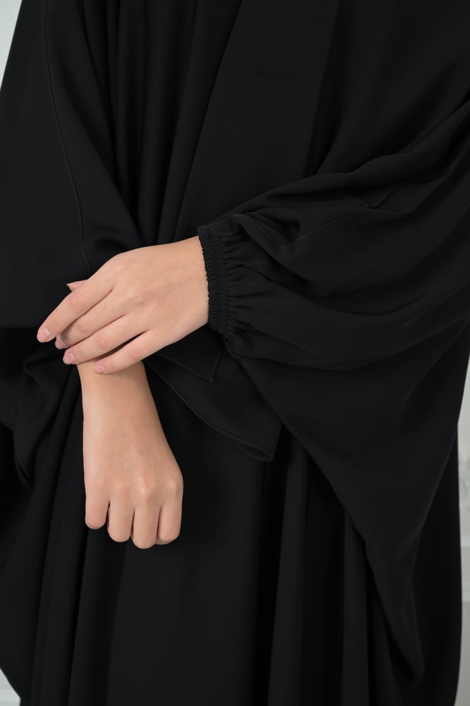 عباية بشت نواعم برو كوري بسواد فاحم بقصة مسكرة من الأمام وأكمام زم مطاط مريحة