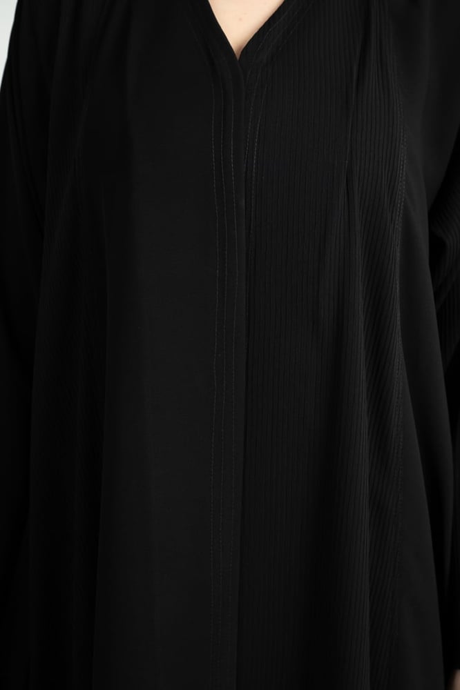 Royal Korean half-wide abaya, first grade, with striped waves and slit sleeves