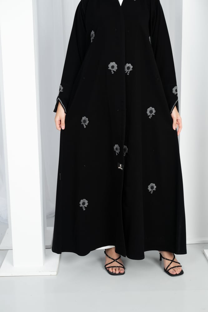 Crepe Abaya with crowns, first grade, half wide, with embroidered sleeves, with a pattern