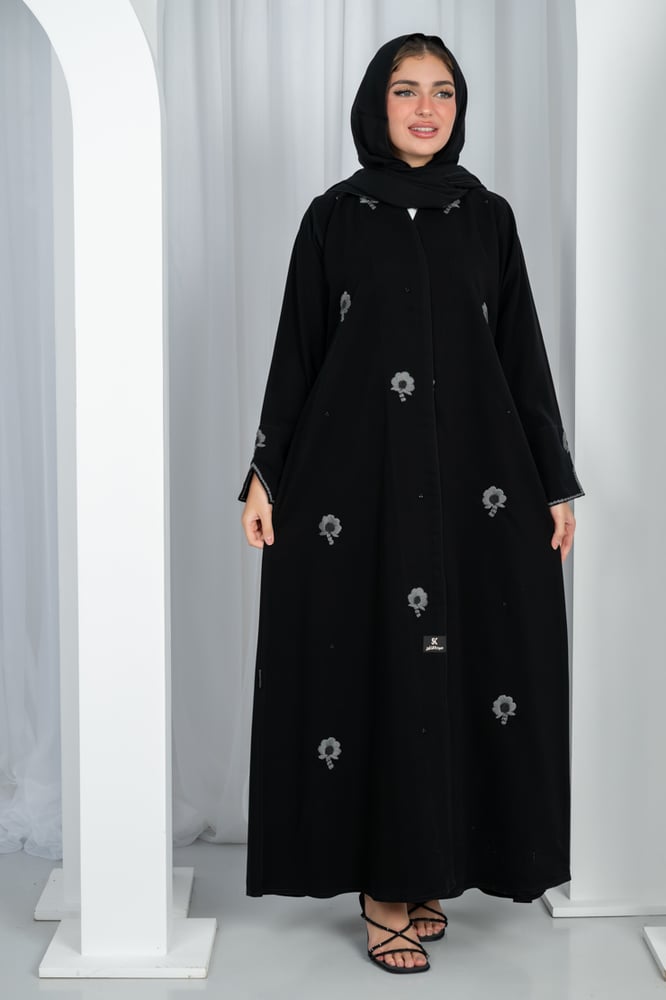 Crepe Abaya with crowns, first grade, half wide, with embroidered sleeves, with a pattern