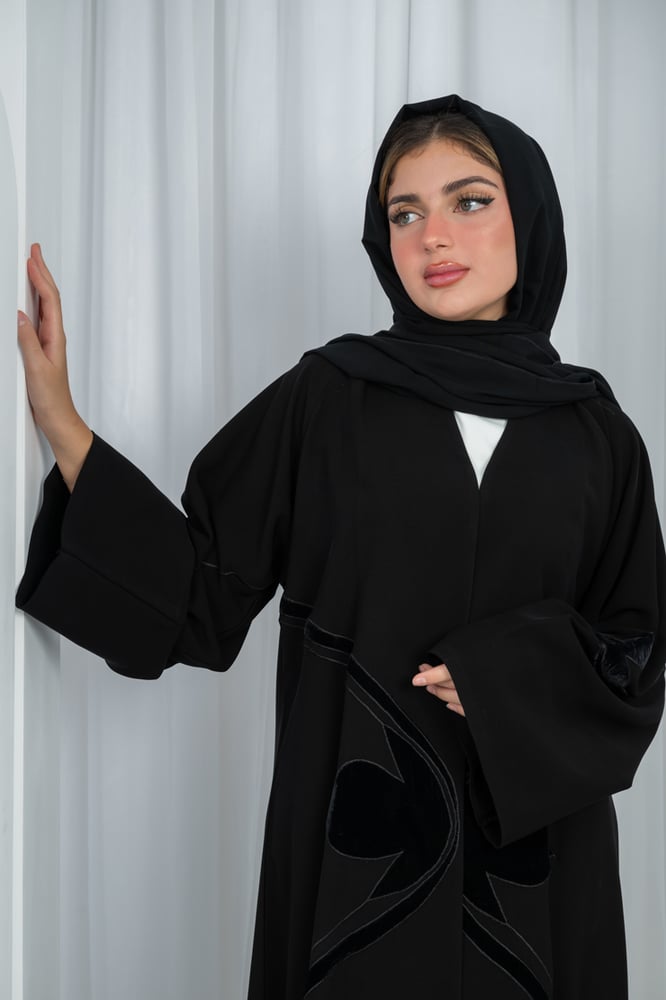 عباية كريب ملكي مع مخمل وأكمام مربعة مرسومة بمخمل