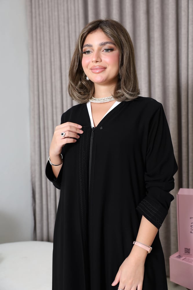 عباية كريب ملكي بسحاب مخفي وتطريز أمامي وعلى الأكمام