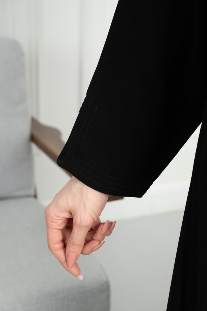 Royal Korean half-wide abaya, first grade, with striped waves and slit sleeves