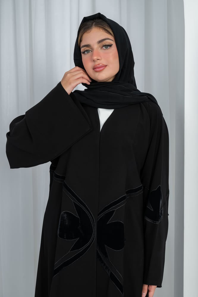 عباية كريب ملكي مع مخمل وأكمام مربعة مرسومة بمخمل
