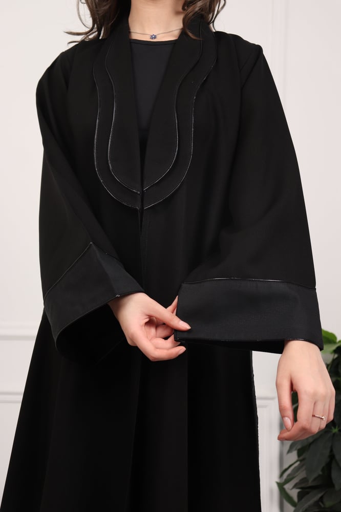 عباية باللون الأسود