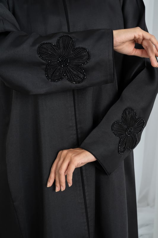 Abaya Mikato set handmade with two roses on the sleeve and a word at the bottom of the abaya