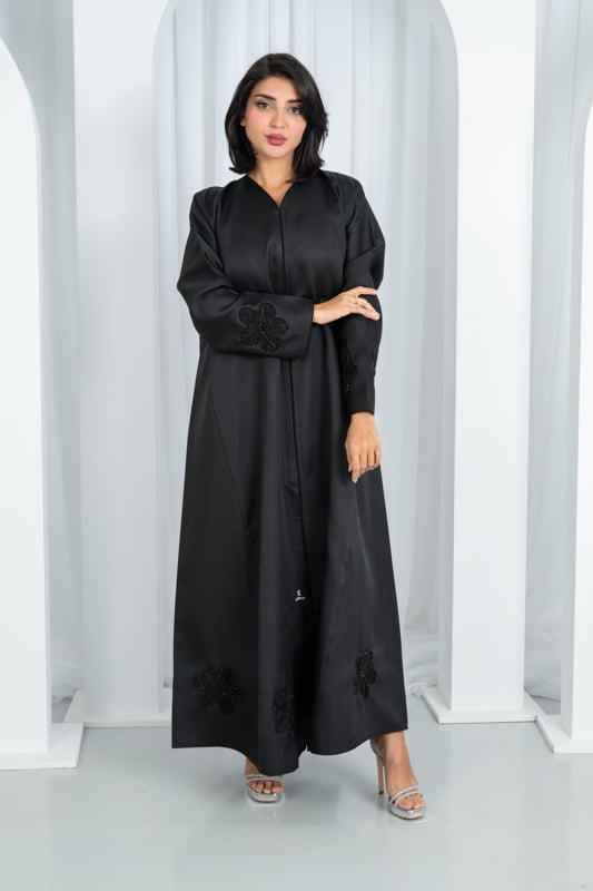 Abaya Mikato set handmade with two roses on the sleeve and a word at the bottom of the abaya