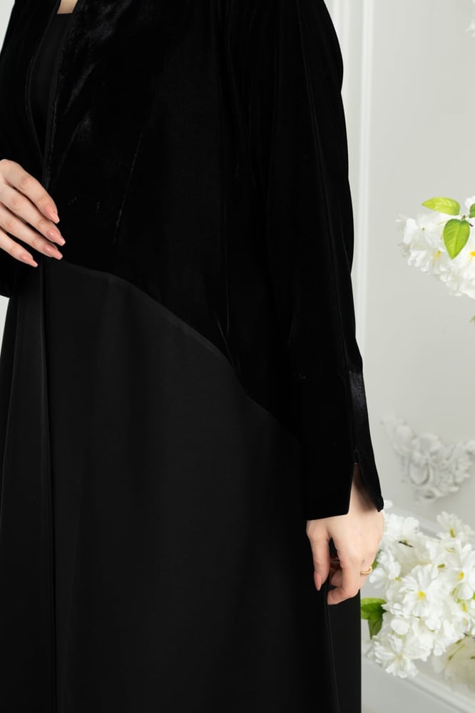 عباية نص كلوش مخمل تيجان درجة أولى مع لمار