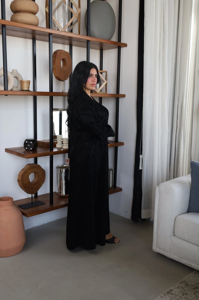عباية كوبرا نص كلوش بتطريز الصدر والأكمام