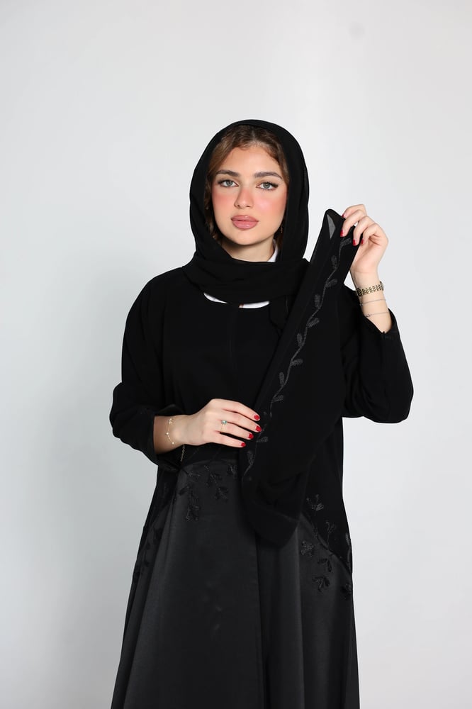 عباية كريب فاخرة بسواد فاحم وتفته سافانا بأكمام مطرزة