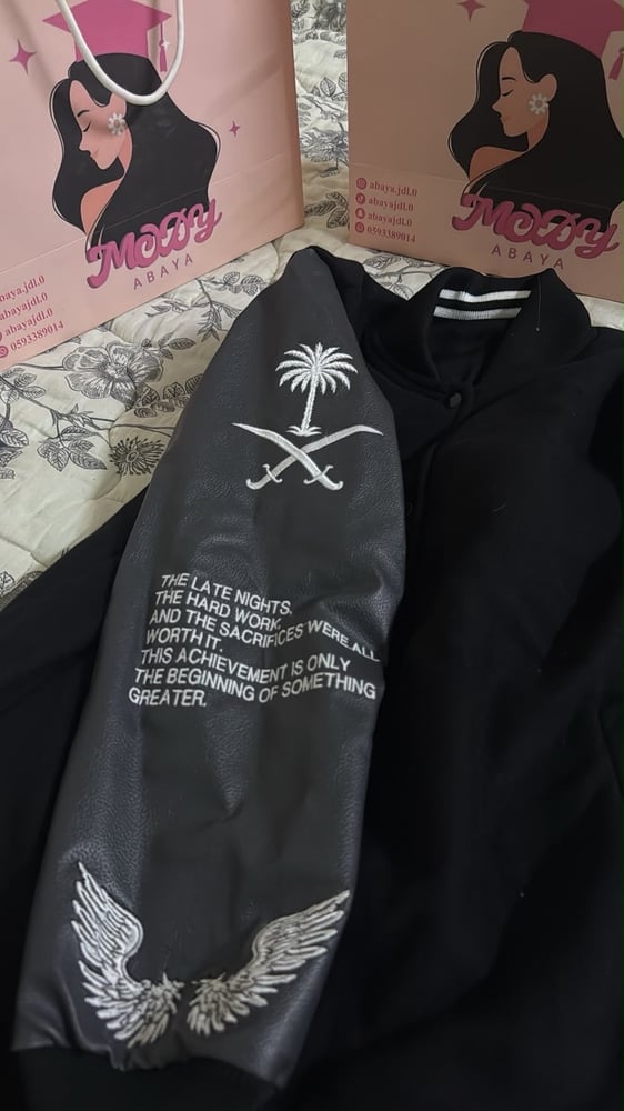 جاكيت اسود أكمام رصاصي 2027