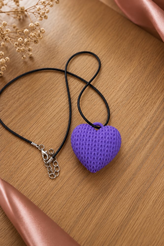 قلادة قلب بتصميم نسيجي