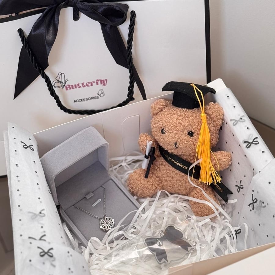 Graduation box with the choice of any pendant