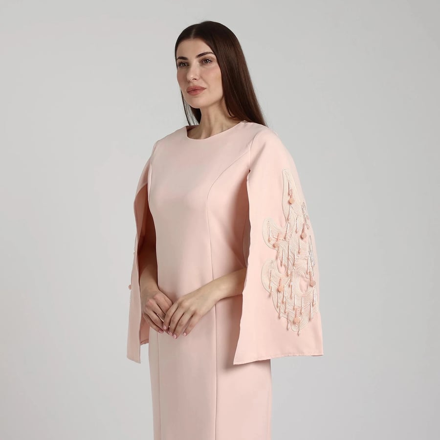 فستان سهرة كريب مزين على الأكمام
