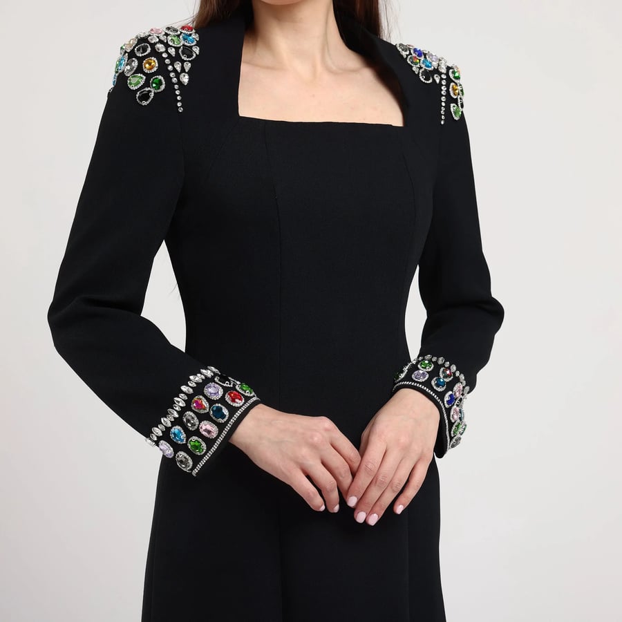 فستان أسود ملكي مزين بأحجار