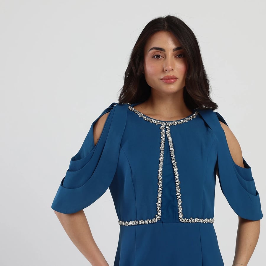 فستان مكشوف الاكتاف مزين بكريستال