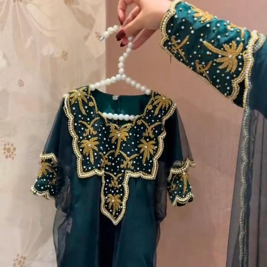 جلابية اليوم الوطني السعودي بناتي بتطريز لؤلؤ ونخيل ذهبي