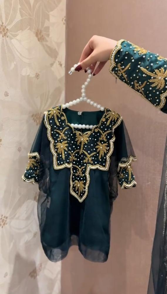 جلابية اليوم الوطني السعودي بناتي بتطريز لؤلؤ ونخيل ذهبي
