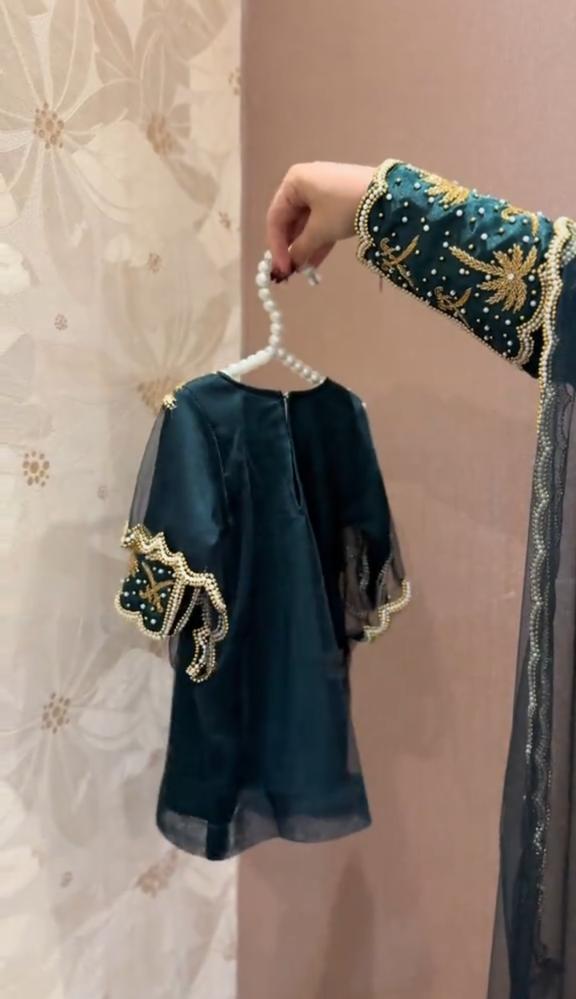 جلابية اليوم الوطني السعودي بناتي بتطريز لؤلؤ ونخيل ذهبي