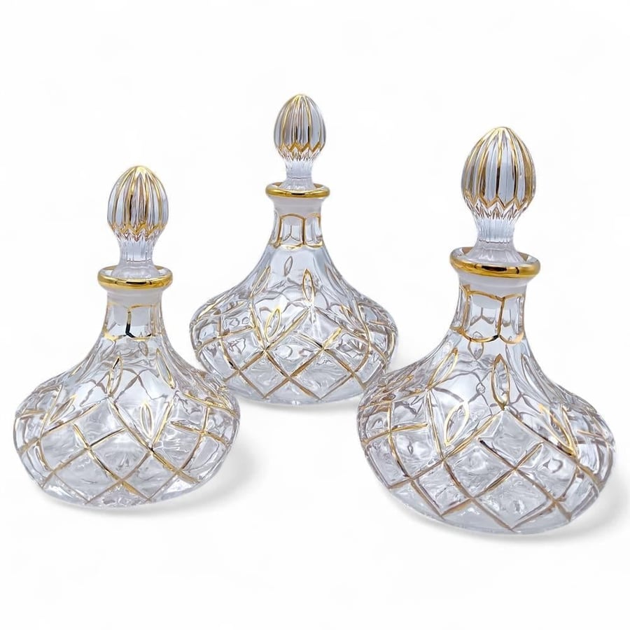 زجاج عطور G1 -زجاج عطور بشكل مميز مجوف من الأسفل وعليه تختيط باللون الذهبي , يستخدم لوضع الزيوت العطرية والأدهان , وأيضا للعرض في المحلات التجارية والحفلات . -يتوفر بثلاثة احجام / 1- 200مل      2- 300مل      3- 400مل .