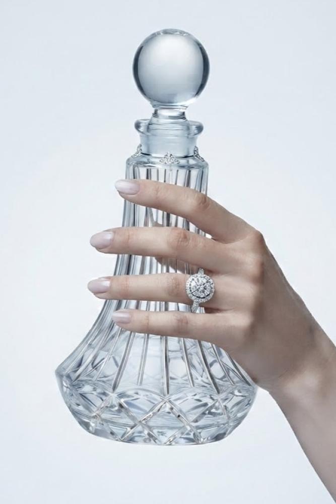 زجاج عطور لون فضي 250مل -زجاج عطور يستخدم للزيوت العطرية والأدهان , وأيضا للعرض في المحلات التجارية والحفلات , (بسعة 250مل). -يتوفر بلونين:    (الذهبي - الفضي) -المقاس :   الأرتفاع/ 16سم.  المزيد من المعلومات