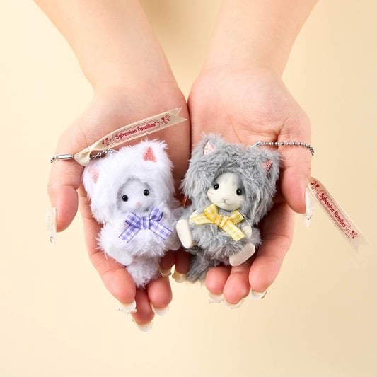 سيلفانيان فاميليز ميدالية فتاه القطه برداء القطه البيضاء | Sylvanian Families Keychain: Persian Cat Girl -white Cat Costume