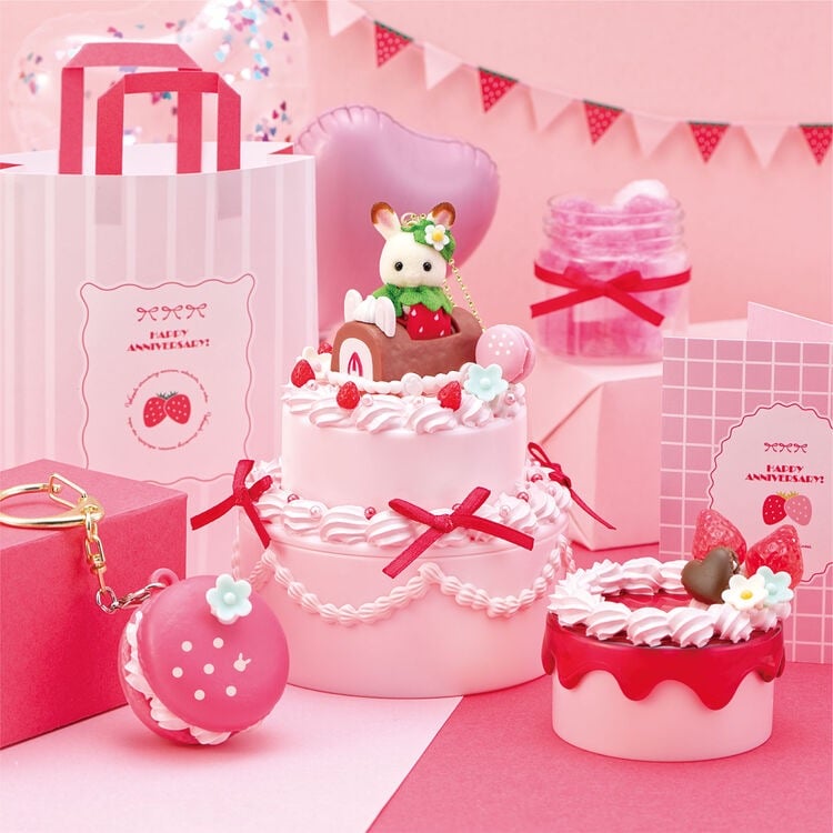 أصنع ميداليتك بنفسك من مجموعة الذكرى السنويه لسيلفانيان فاميلي الفراولة! -Sylvanian Families Strawberry Anniversary Sweets Kit