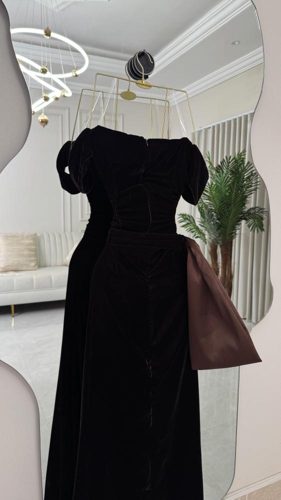 Brown velvet dress with dropped shoulder