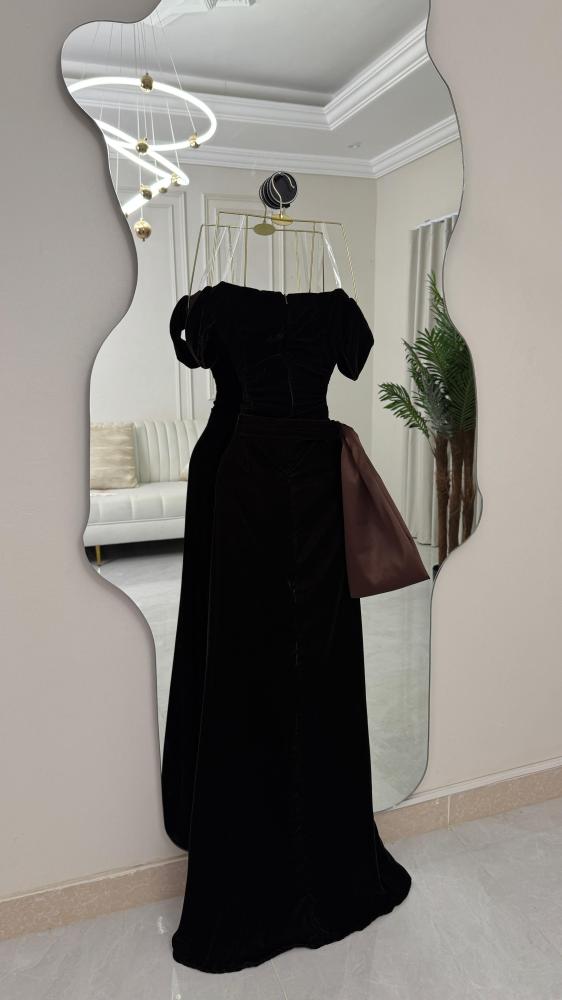 Brown velvet dress with dropped shoulder