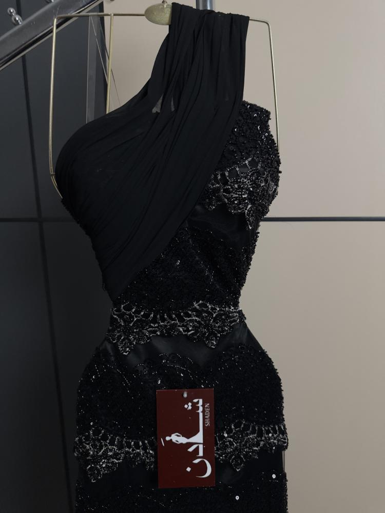 فستان اسود انيق خصه جنب