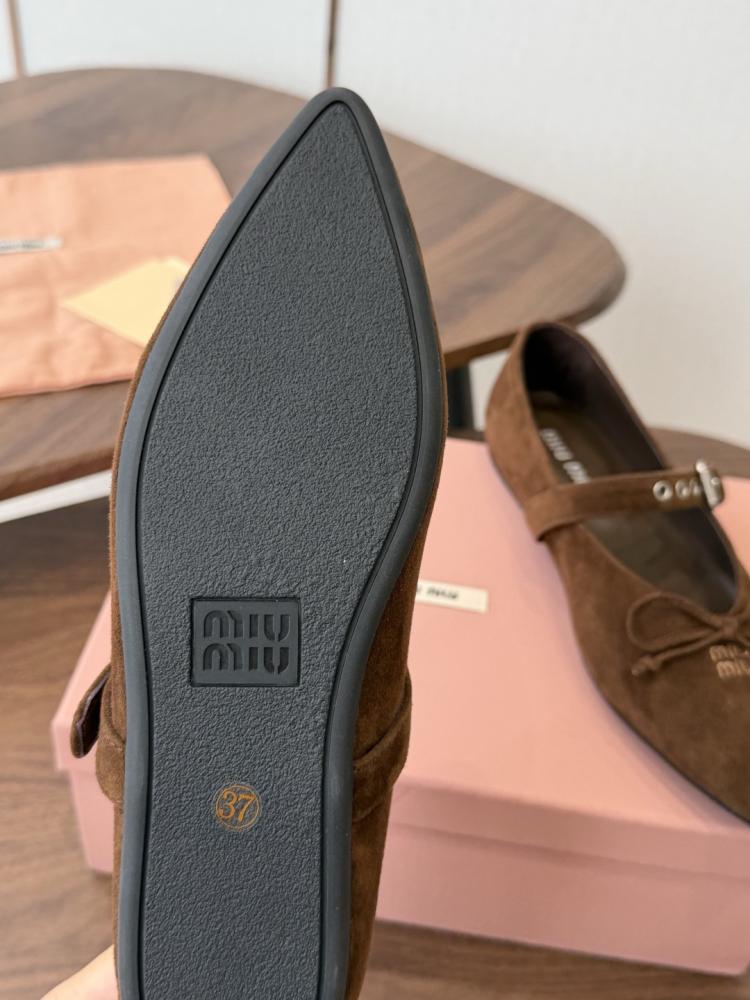 ميو ميو Suede Pointed-Toe Ballerinas