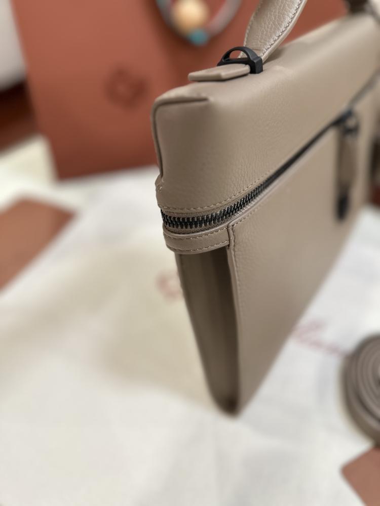 لورو بيانا Extra Messenger Bag L33