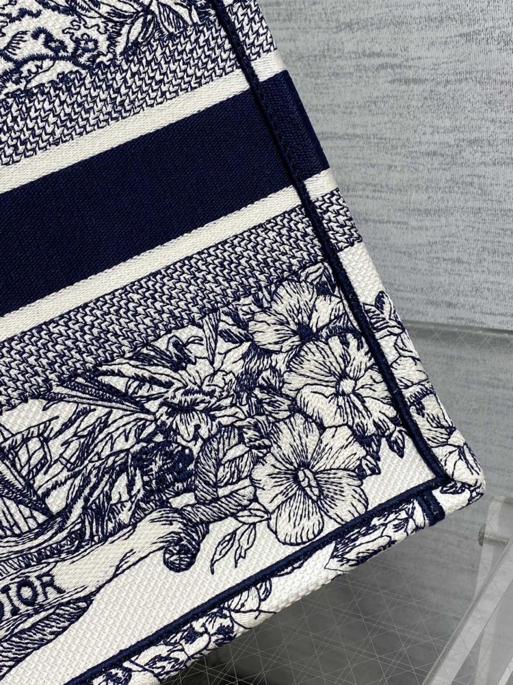 ديور ميديم Tote
