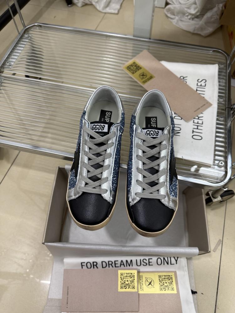 قولدن قوز Sneakers