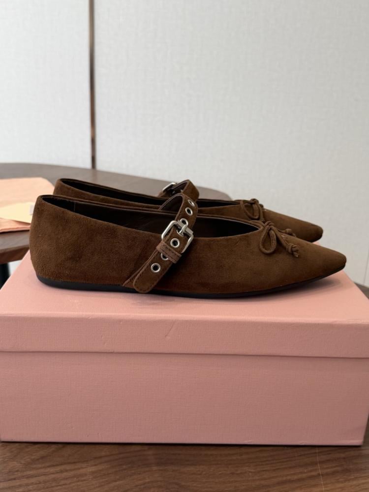 ميو ميو Suede Pointed-Toe Ballerinas