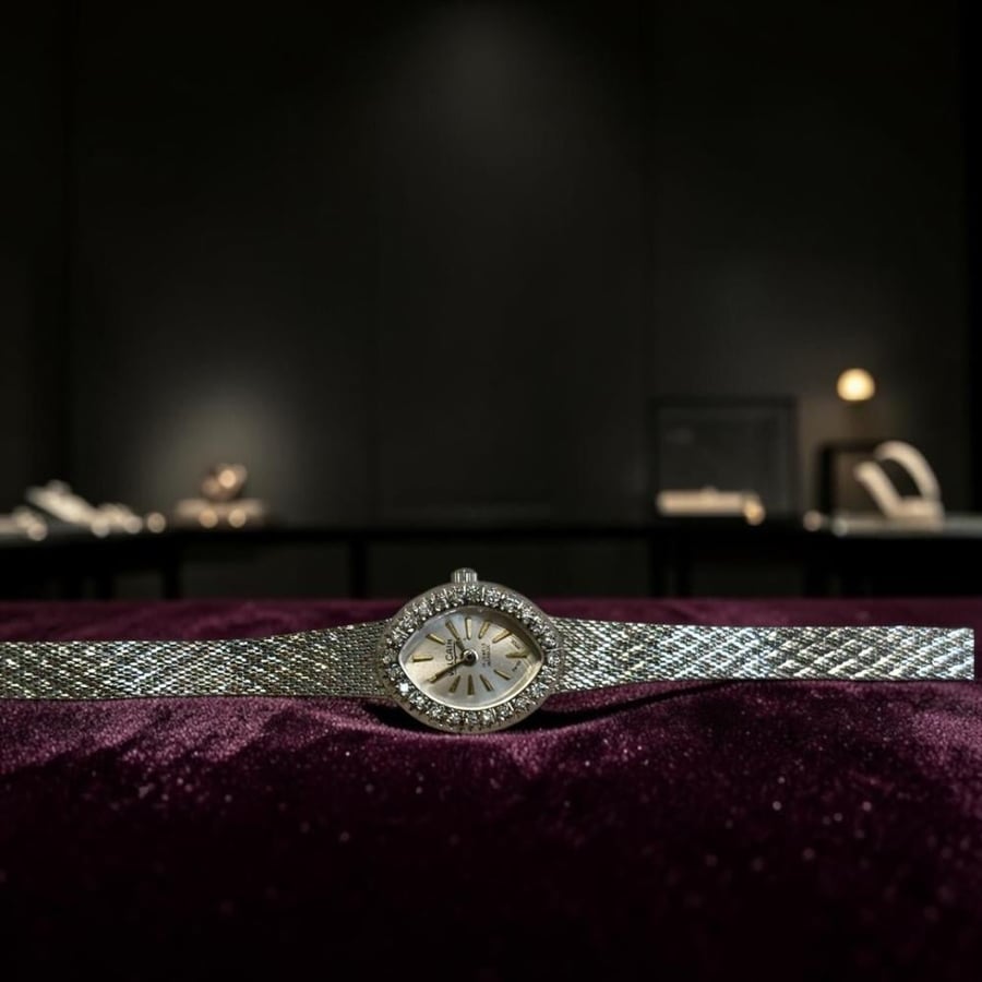ساعة فنتج فاخره وأنيقة ماركة Vulcain السويسرية العريقة. بسوار ناعم فضي وميناء مميز مزين بحبات الالماس الطبيعي . من تسعينات القرن الماضي. الساعه تعمل بشكل ممتاز. مقاس 7 ونصف انش وقابله للتصغير. ليست مجرد ساعة... بل مجوهرات تحكي وقتك بأناقة