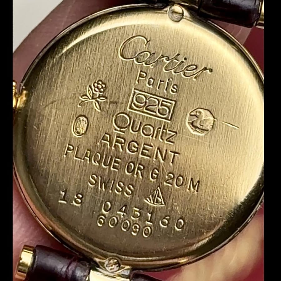 Cartier Paris Must de Vendome ساعة فنتج فاخرة من دار كارتييه باريس – موست دو فاندوم. * حركة: كوارتز دقيقة وموثوقة * حالة الساعة: الميناء من الفضة الإسترلينية الفاخرة مطلية بالذهب (Vermeil) الساعة تتضمن جميع ملحقاتها الأصيلة( العلبة /الكتيبات /والضمان). *