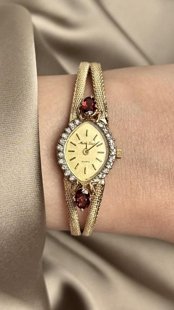 ساعة فنتج فاخرة وأنيقة من ماركة  Mathey Tissot العريقة، من عام 1990م. بتصميم يجمع بين الدقة والأناقة . بسوار ذهبي ناعم وميناء باللون الذهبي مزين بالالماس الطبيعي وحجر التوباز الاحمر. جديدة وتعمل بشكل ممتاز. مقاس 7  انش وقابله للتصغير. ساعة  تحكي وقتك بأنا