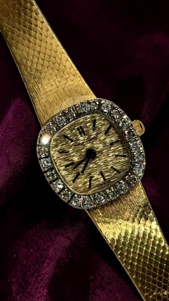 ساعة فنتج فاخره وأنيقة ماركة Bueche-Girod  السويسرية. بسوار ذهبي ناعم وميناء ذهبي مميز مزين بحبات الالماس الطبيعي . من ثمانينات القرن الماضي. الساعه تعمل بشكل ممتاز. مقاس 7 انش وقابله للتصغير. ليست مجرد ساعة... بل مجوهرات تحكي وقتك بأناقة
