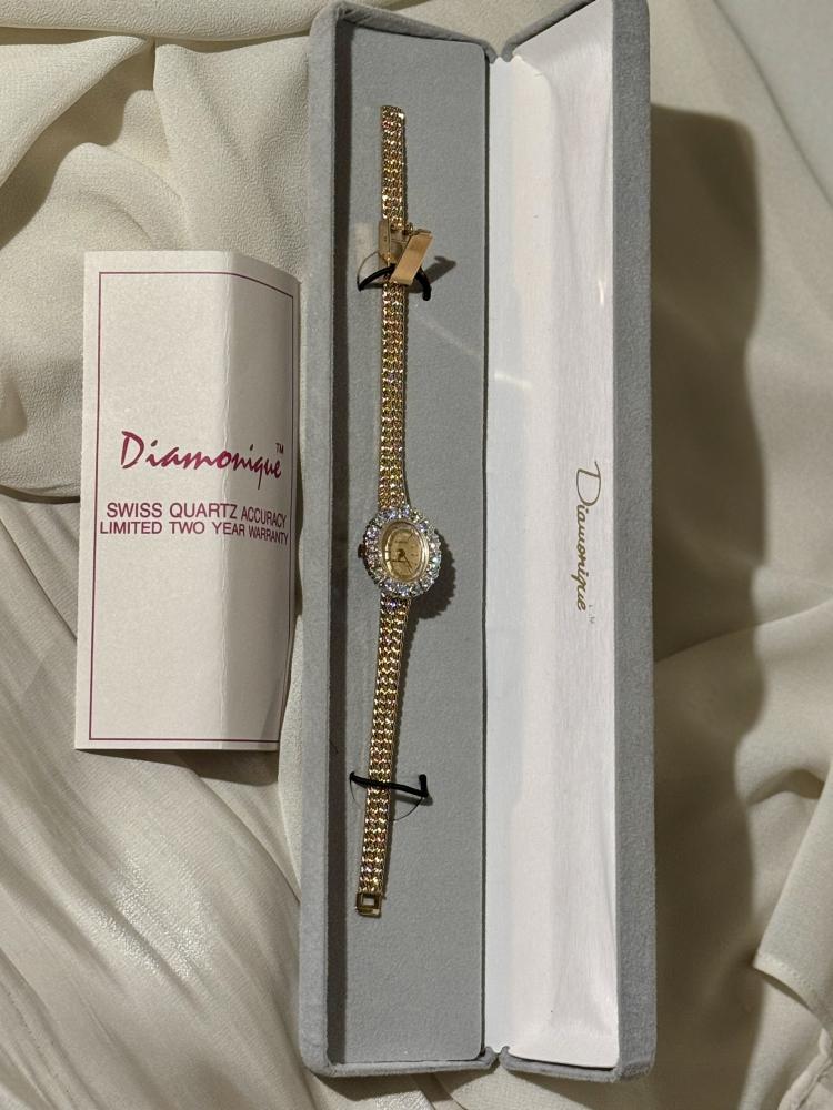 💫 ساعات Daimonique الإيطالية الفنتج سحرٌ إيطالي بطابع أنثوي لا يُقاوم.
تتميز ساعات Daimonique الفنتج بأناقتها الكلاسيكية وتصميمها الإيطالي الراقي، حيث تُزدان بميناء أنيق وسوار مطلي بالذهب وميناء مزين بحبات الزيركون يضفي لمسة من الفخامة على معصمكِ. مقاس 7