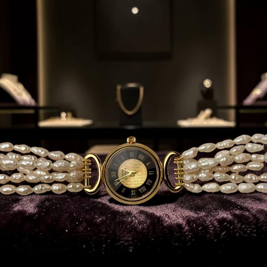 ساعة فنتج فاخرة وأنيقة من ساعات ANNE KLEIN الامريكية من عام 1990م . مزينة بسوار مصنوع من حبات اللؤلؤ الطبيعي الزراعي وميناء مميز باللون الاسود والذهبي.الساعه تعمل بشكل ممتاز. مقاس 6 ونصف انش. ليست مجرد ساعة... بل مجوهرات تحكي وقتك بأناقة.