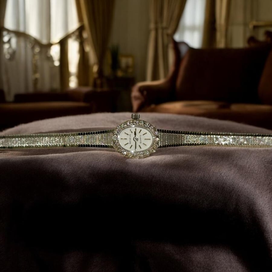 ساعه عتيقة بتصميم جذاب مطليه ذهب ابيض ومزينة بربع قيراط ألماس طبيعي. من ماركة Geneva من عام 1990م. تعمل بشكل ممتاز . مقاس 7 انش وقابلة للتصغير.