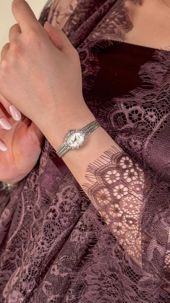 ساعه فنتج فاخرة بتصميم مثالي للمرأة الراقية. باللون الفضي وميناء باللون اللؤلؤي المموج مزين بحبات الالماس الطبيعي . من ماركة VIVANI  من عام 1980م. الساعه تعمل بشكل ممتاز . مقاس 7 ونصف انش وقابلة للتصغير. ليست مجرد ساعة... بل مجوهرات تحكي وقتك بأناقة.