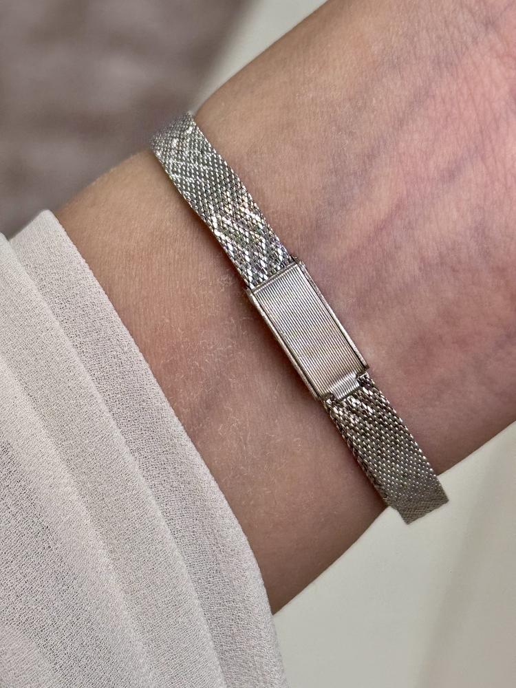 ساعة فنتج فاخره وأنيقة ماركة Vulcain السويسرية العريقة. بسوار ناعم فضي وميناء مميز مزين بحبات الالماس الطبيعي . من تسعينات القرن الماضي. الساعه تعمل بشكل ممتاز. مقاس 7 ونصف انش وقابله للتصغير. ليست مجرد ساعة... بل مجوهرات تحكي وقتك بأناقة