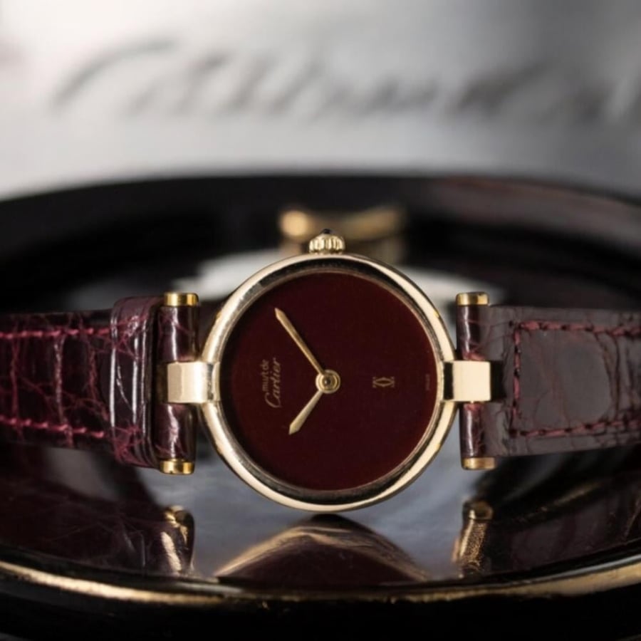 Cartier Paris Must de Vendome ساعة فنتج فاخرة من دار كارتييه باريس – موست دو فاندوم. * حركة: كوارتز دقيقة وموثوقة * حالة الساعة: الميناء من الفضة الإسترلينية الفاخرة مطلية بالذهب (Vermeil) الساعة تتضمن جميع ملحقاتها الأصيلة( العلبة /الكتيبات /والضمان). *